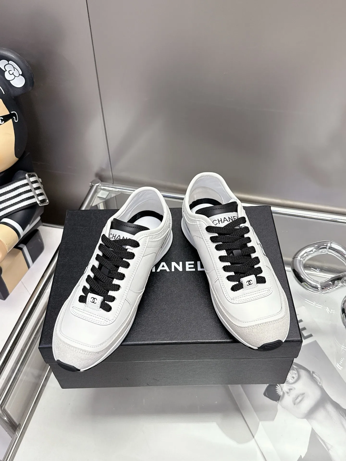 👟👟Ex-factory price 500👟👟 (size 35-40) Chanel 25p panda sneakers! It’s really out of the spotlight recently, and there’s a reason why it’s so popular! The upper is made of first-layer calfskin, with a sheepskin lining, which is breathable and comfortable. It has a full whitening effect and can easily show off your slender legs when paired with any style of clothes. Whoever wears it will look better~ The comfort level is simply amazing. Beauty and comfort coexist, and they are extremely versatile. Wearing it can easily walk ten or twenty thousand steps without any pressure, and it feels light and breathable. The classic black and white color scheme is really the best for spring and summer wear! No matter what kind of clothes you wear in daily life, you can never go wrong. You can mix and match them beautifully and look very delicate and stylish. People with wide feet don’t have to worry about making their feet look fat. Wearing it will make your feet look better. I really love this pair of shoes. Come and get a pair to make your steps more comfortable and fashionable!